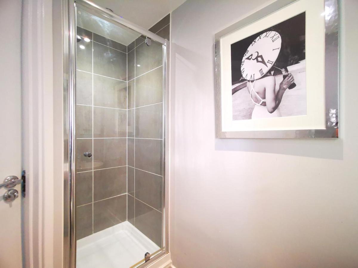 The Lawnswood - Central Manchester Holiday Home With Free Parking 外观 照片