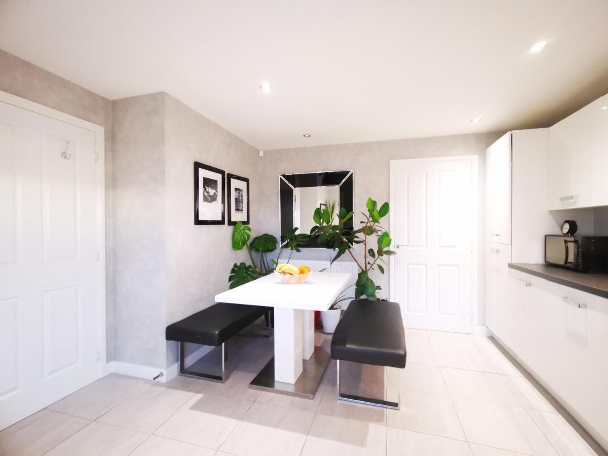 The Lawnswood - Central Manchester Holiday Home With Free Parking 外观 照片